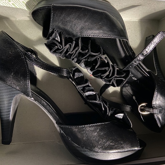Black Heels with Ruffle Detail - Picture 2 of 4